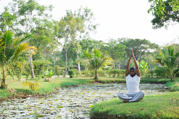 Uomo che pratica yoga — Foto Stock