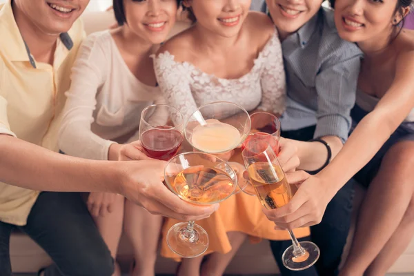 People clinking glasses with cocktail — Stock Photo, Image