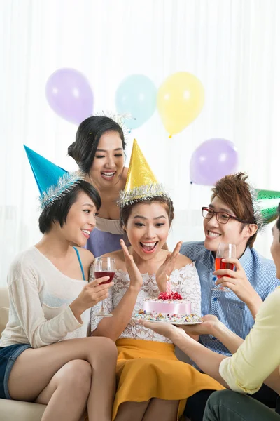 Chica disfrutando de su pastel de cumpleaños —  Fotos de Stock