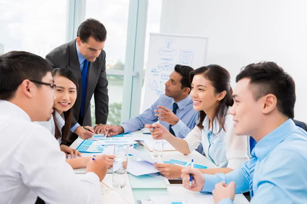 Gente de negocios comunicándose — Foto de Stock