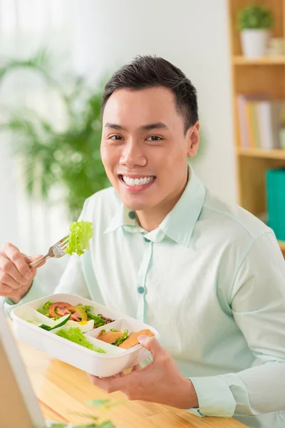 Mannen äter grönsakssallad — Stockfoto