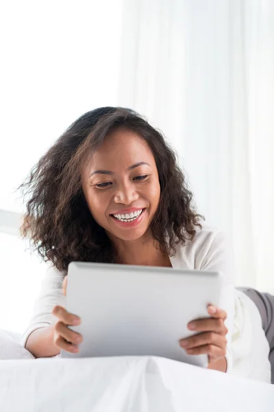 Frau nutzt digitales Tablet — Stockfoto