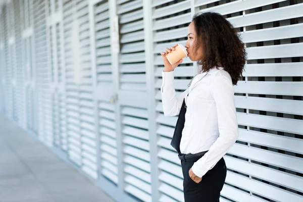 Affari signora bere caffè — Foto Stock