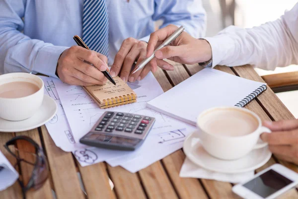 Zakelijke ideeën bespreken — Stockfoto