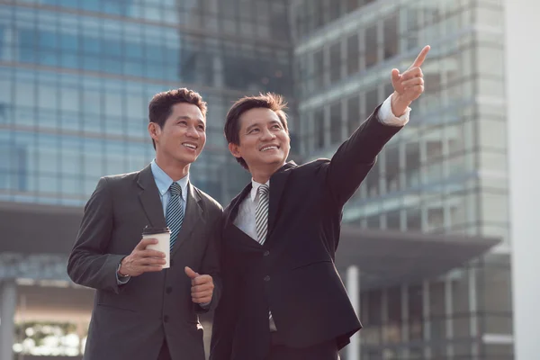 Socios comerciales sonrientes —  Fotos de Stock