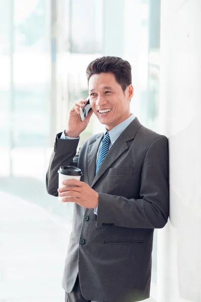 Businessman talking on the phone — Stock Photo, Image