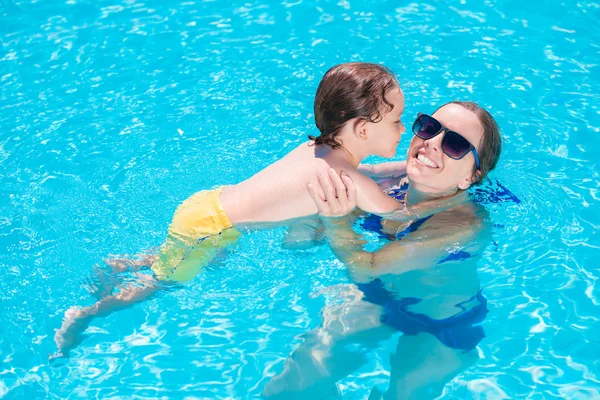 Femme enseignant son fils natation i — Photo