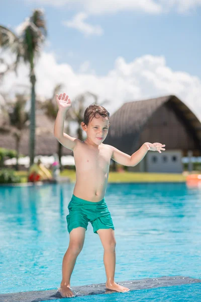 Jongen in het zwembad — Stockfoto