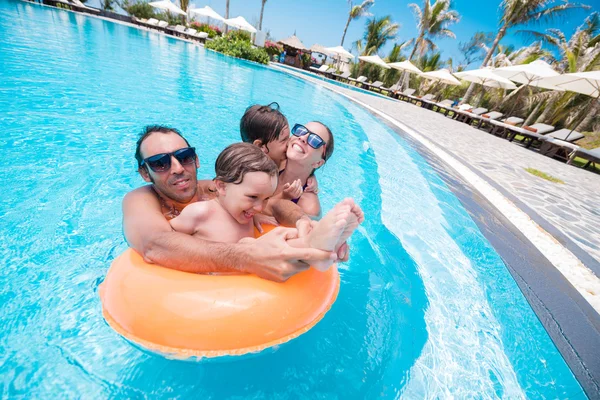 Famiglia gioiosa in piscina — Foto Stock