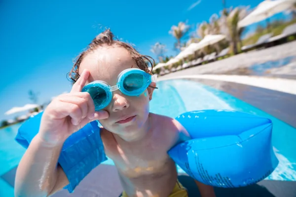 Pojke i poolen — Stockfoto