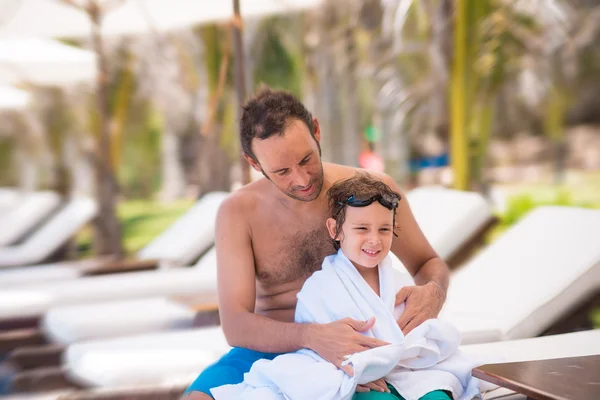 Father wiping his son with towel — Stock Photo, Image