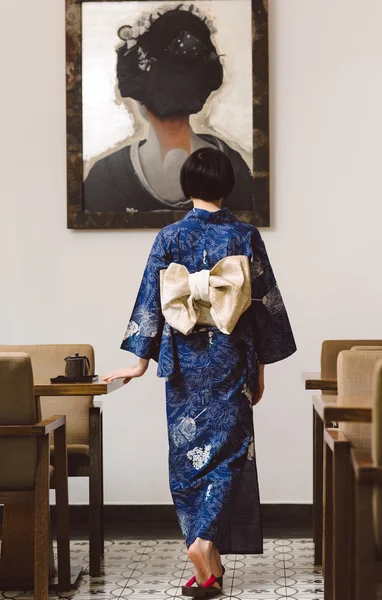 Γυναίκα στα παραδοσιακά ιαπωνικά φόρεμα — Φωτογραφία Αρχείου