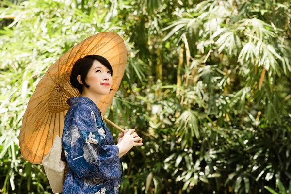 Japonská žena v parku — Stock fotografie