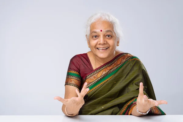 Mulher indiana envelhecida — Fotografia de Stock