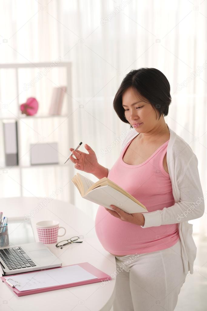 Reading pregnant  woman