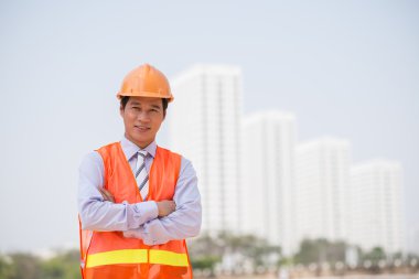 Kendine güvenen Vietnamca mühendisi