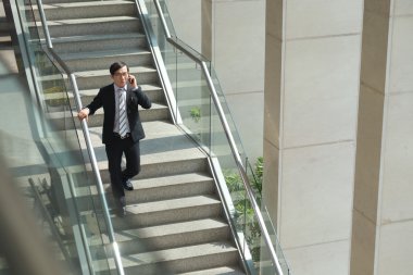 İş adamı telefonda konuşuyor.