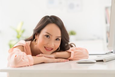 Sevimli Çinli kadın