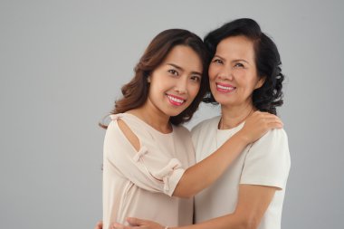 Mutlu sarılma anne ve kızı