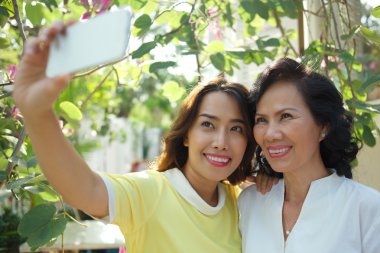 Selfie annesinin yanına alarak kadın
