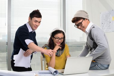 Takım proje tartışıyor mimarlar