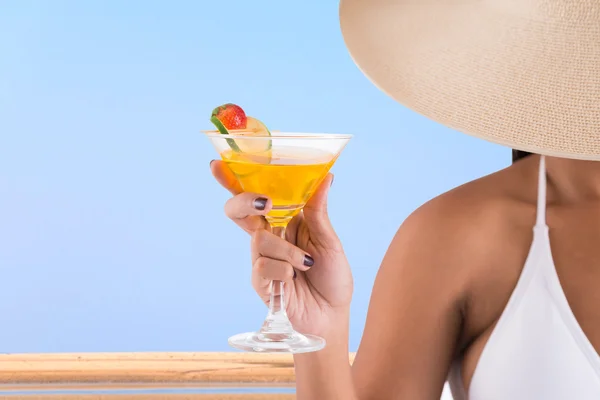 Donna che tiene un cocktail — Foto Stock