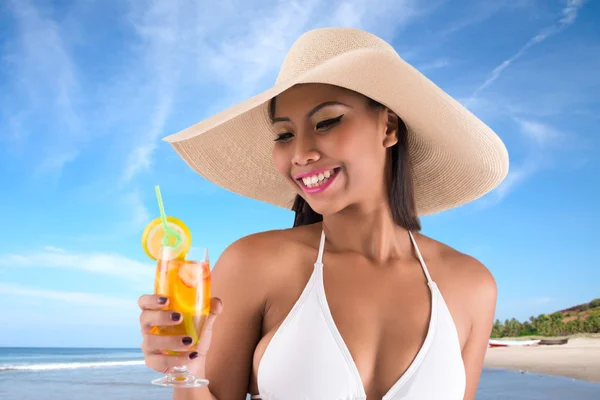 Mujer bebiendo cóctel de verano — Foto de Stock