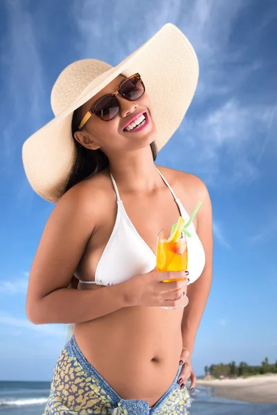 Woman in hat and sunglasses — Stock Photo, Image