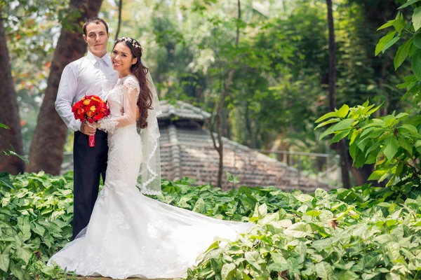 Multi-ethnic wedding couple — Stock Photo, Image