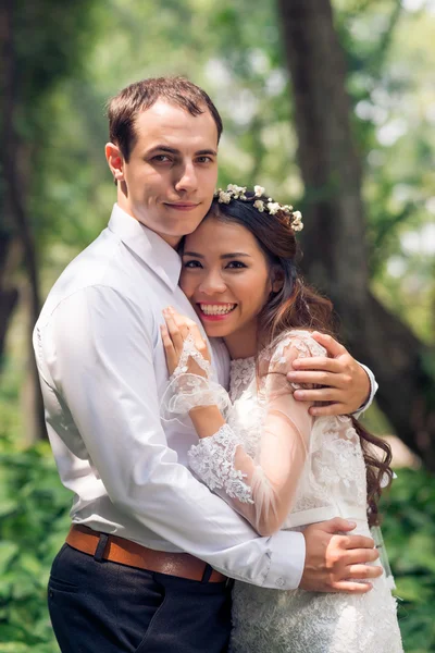 Felice sposo e sposa — Foto Stock