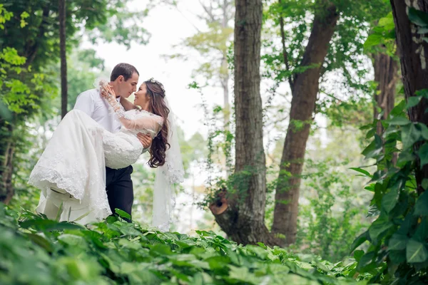 Jonggehuwde paar verliefd — Stockfoto