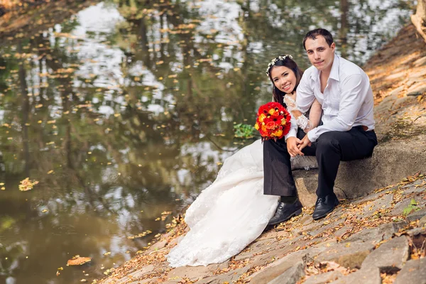 Glückliches Hochzeitspaar — Stockfoto