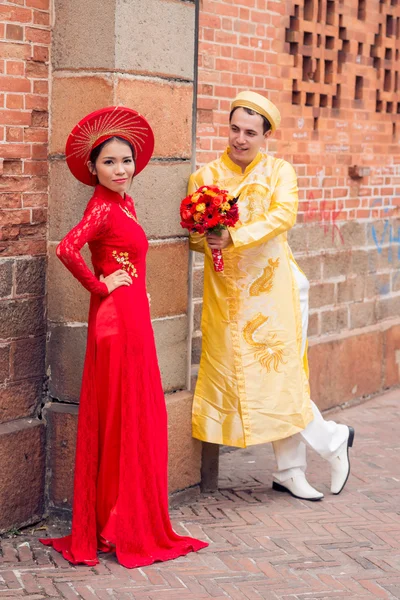Casal em vestidos vietnamitas — Fotografia de Stock