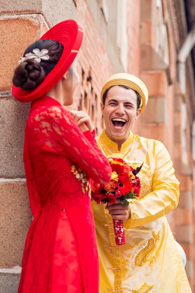 Laughing noivo com noiva — Fotografia de Stock