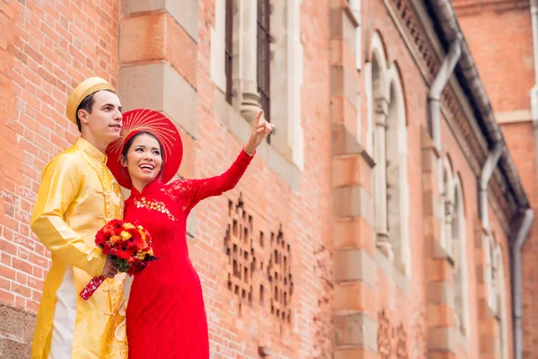 Coppia multietnica appena sposata — Foto Stock