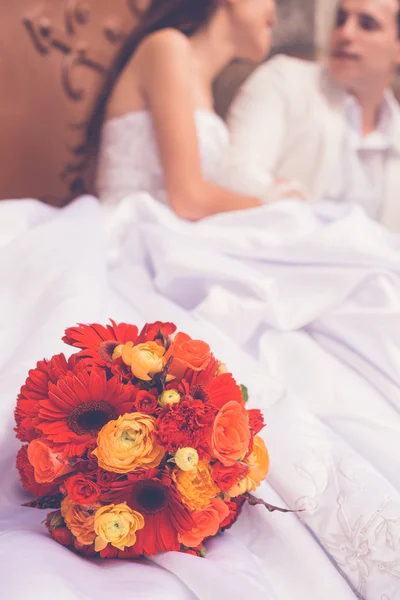 Nuptial bouquet with wedding couple — Stock Photo, Image