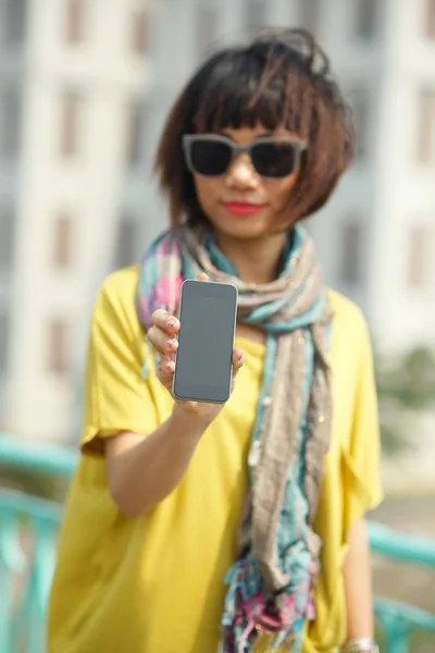 Woman showing her smartphone — Stock Photo, Image