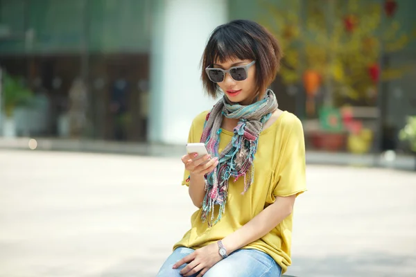 Mujer leyendo mensaje de texto — Foto de Stock