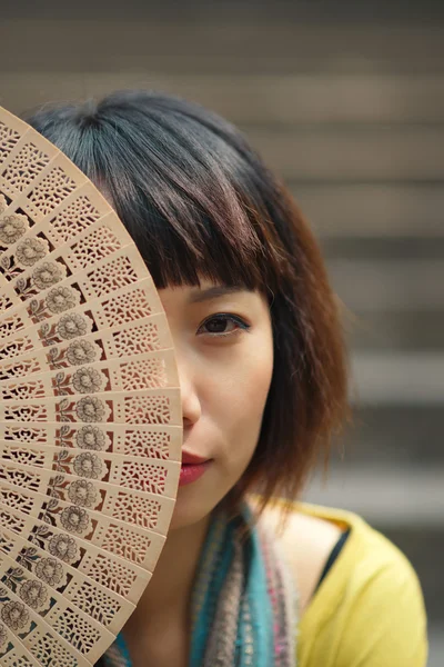 Donna vietnamita con un ventilatore — Foto Stock