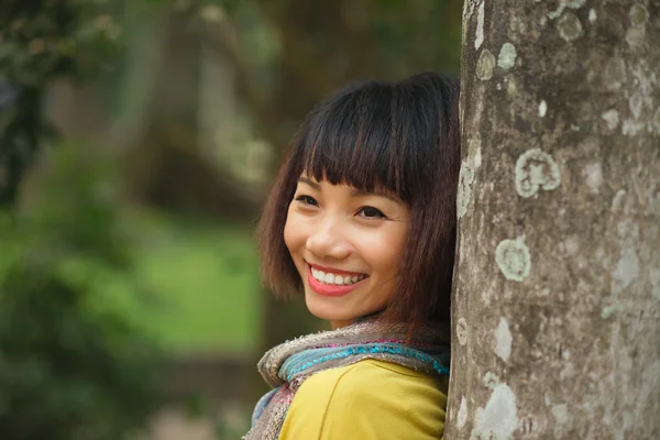 Femme penchée sur le tronc de l'arbre — Photo