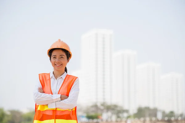 Glada kvinnliga ingenjör — Stockfoto