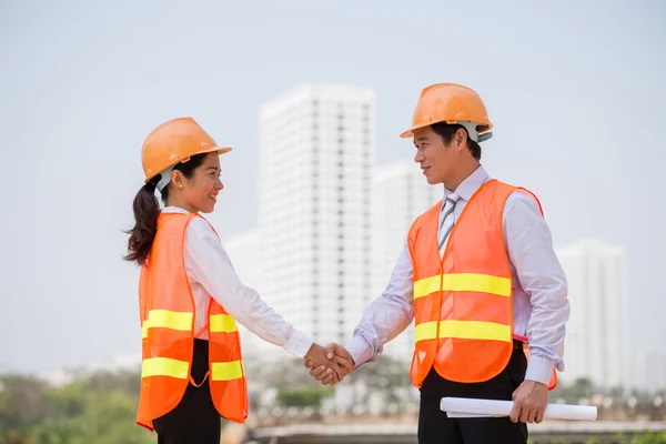 Investor and contractor shaking hands — Stock Photo, Image