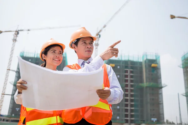 Supervisores inspeccionando obras de construcción — Foto de Stock