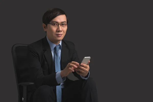 Asiatischer Manager mit Smartphone — Stockfoto