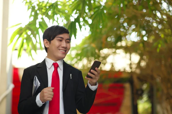 Vietnamesiska manager läsa meddelande — Stockfoto