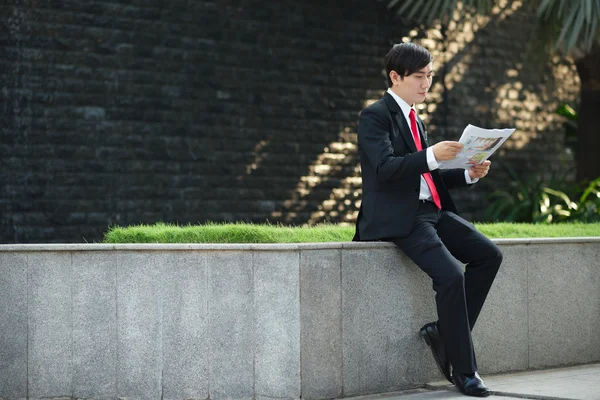 Empresario leyendo periódico — Foto de Stock