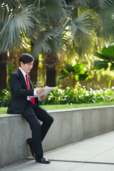 Empresário lendo jornal — Fotografia de Stock