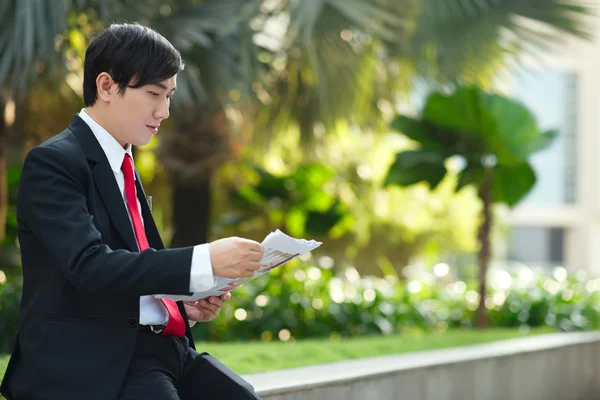 Businessman reading newspaper — Stock Photo, Image