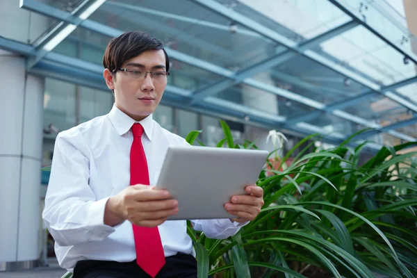 Affärsman med digital tablet — Stockfoto