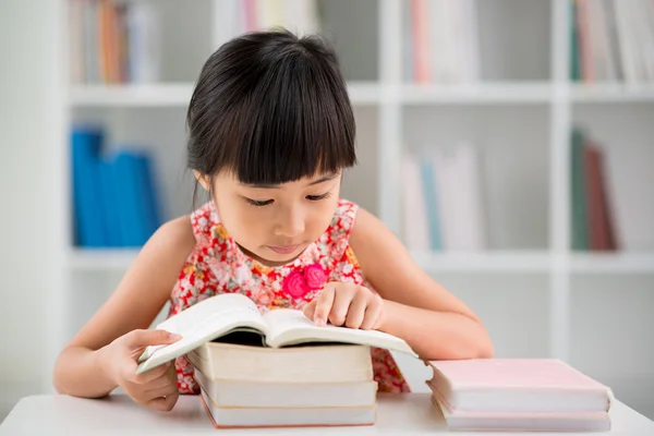 Menina asiática leitura — Fotografia de Stock